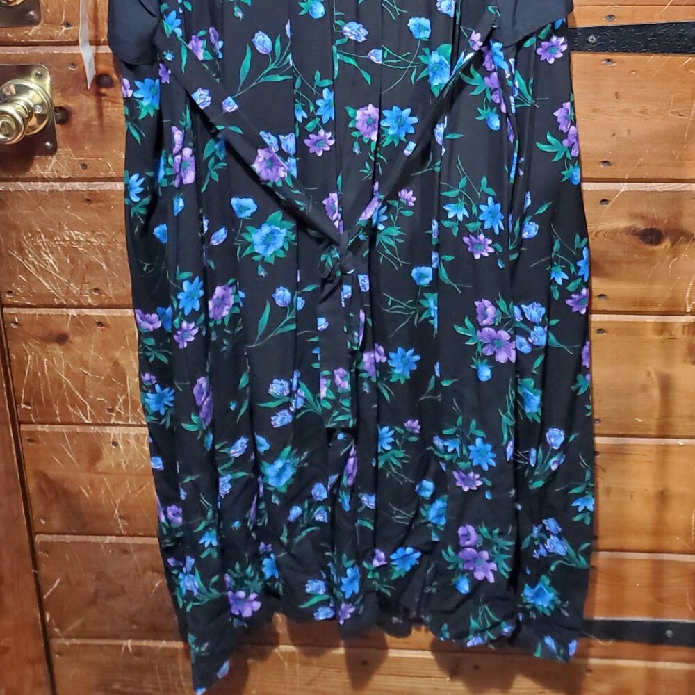 Woman's Plus Size Black Flower Dress - Picture 8 of 9